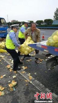 吃瓜群众被爆炸炸伤视频,吃瓜群众意外受伤，视频记录惊心动魄瞬间