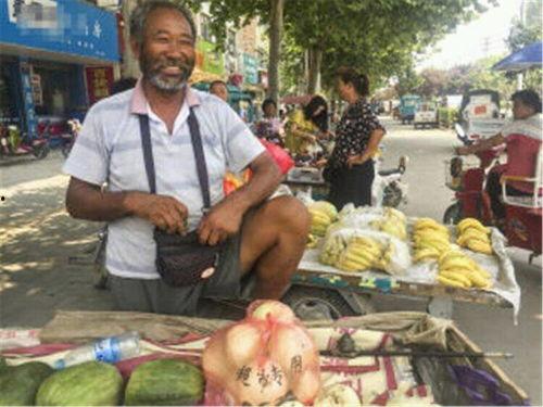 农村人聚众吃瓜视频真实,村民齐聚一堂共享瓜果时光