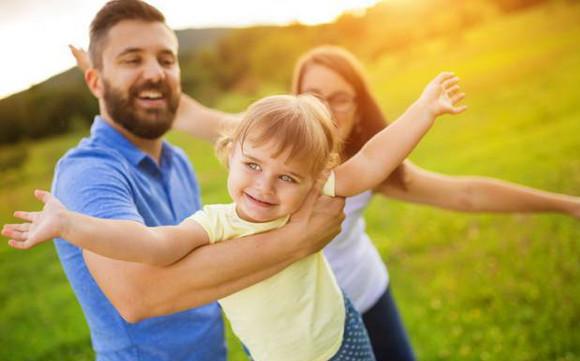 小孩吃瓜吹风扇视频播放,小朋友吃瓜吹风扇，欢乐夏日瞬间